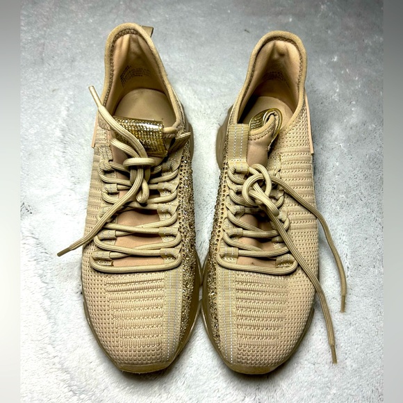 Woman’s Steve Madden Runners - Picture 1 of 3